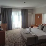 Ada Newday كوشاداسيه