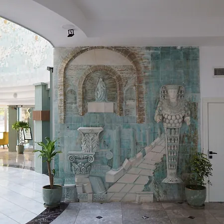 Ada Newday Κουσάντασι